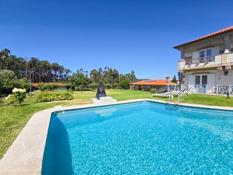 Property building, Garden, Swimming pool, Swimming pool, sunbed