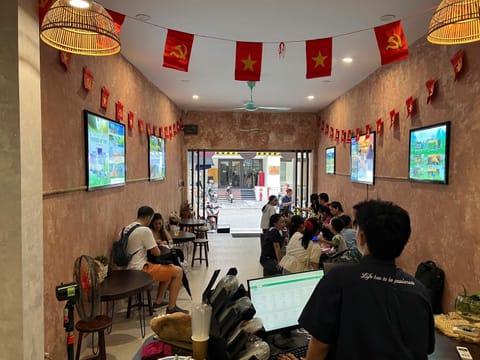 Restaurant/places to eat, Lounge or bar