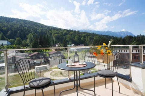 Day, Natural landscape, View (from property/room), Balcony/Terrace, Dining area, Mountain view