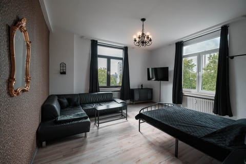 Bed, TV and multimedia, Photo of the whole room, Seating area, Bedroom
