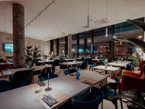 Restaurant/places to eat, Food