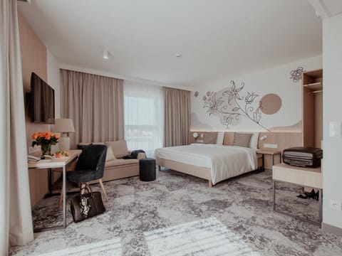 Communal lounge/ TV room, Bed, TV and multimedia, Living room, Photo of the whole room, Seating area, Evening entertainment, Bedroom