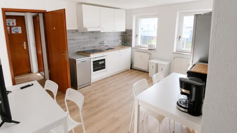 Coffee/tea facilities, Kitchen or kitchenette, Living room, Seating area, Dining area, dishwasher, internet, microwave, oven, stove, toaster