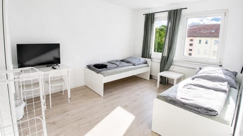 Communal lounge/ TV room, Bed, TV and multimedia, Seating area, Bedroom, towels, wardrobe