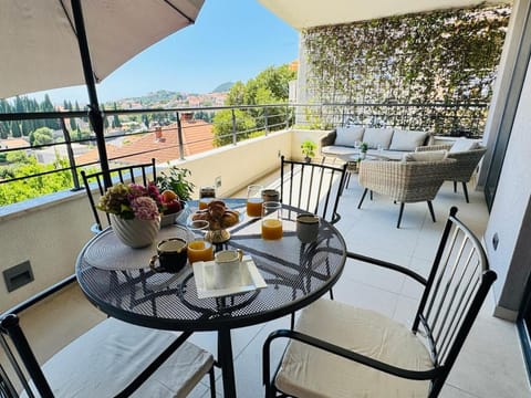 Balcony/Terrace, Seating area, Dining area, Food, Breakfast, Drinks
