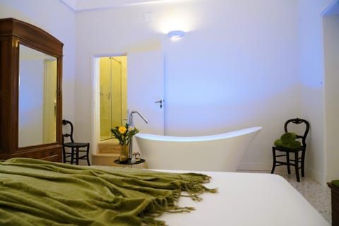 Bed, Photo of the whole room, Bedroom, Bath, towels