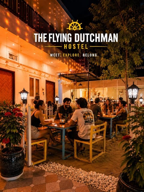 Restaurant/places to eat, Communal lounge/ TV room, Night, group of guests