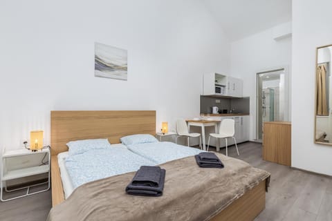 Bed, Kitchen or kitchenette, Photo of the whole room, towels, wardrobe