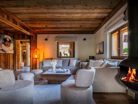 Communal lounge/ TV room, TV and multimedia, Living room, Seating area, Evening entertainment