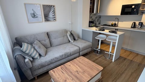 Coffee/tea facilities, Living room, Seating area, Dining area