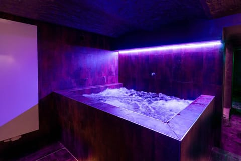 Hot Tub, Swimming pool