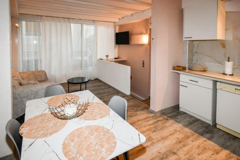 Kitchen or kitchenette, Seating area, Dining area, oven