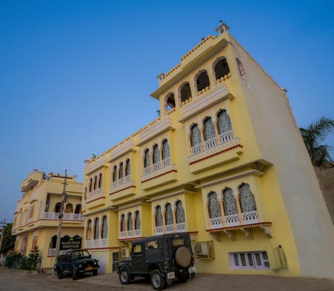 Facade/entrance