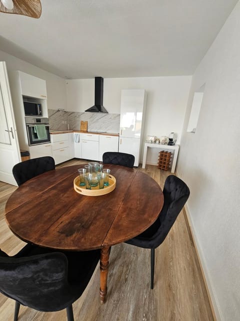 Kitchen or kitchenette, Dining area, stove