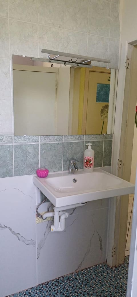 Bathroom, Internal: Not applicable to any particular room