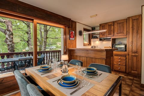 Kitchen or kitchenette, Food and drinks, Dining area, Food
