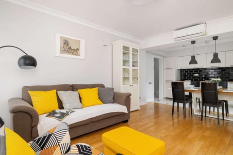 Kitchen or kitchenette, Living room, Seating area, Dining area, air conditioner