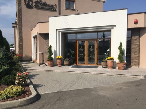 Facade/entrance, Property logo or sign, Street view