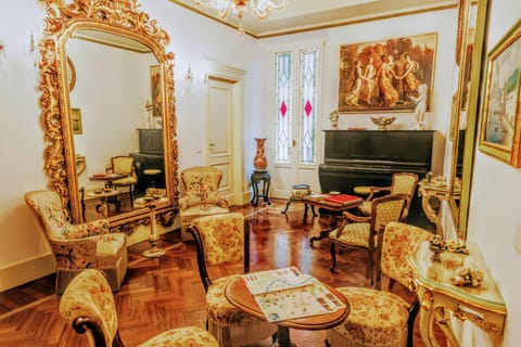 Communal lounge/ TV room