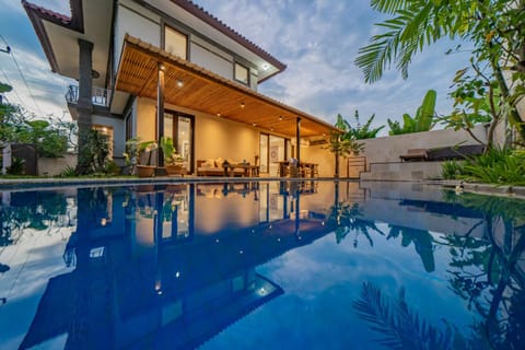 Property building, Pool view, Swimming pool, sunbed