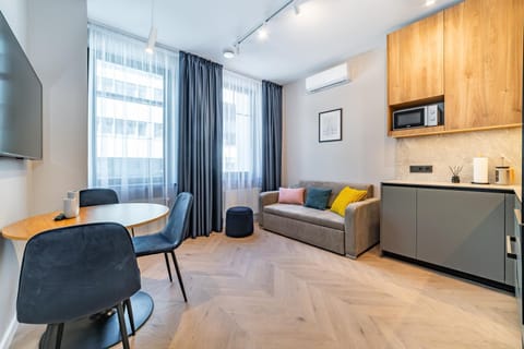 TV and multimedia, Coffee/tea facilities, Kitchen or kitchenette, Living room, Seating area, Dining area, oven, air conditioner