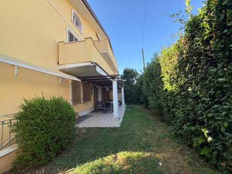 Property building, Spring, Day, Garden, Garden view