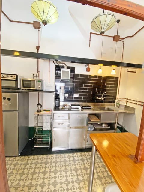 Kitchen or kitchenette, minibar, oven, stove, toaster
