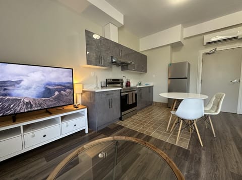 TV and multimedia, Kitchen or kitchenette, Dining area, oven, stove