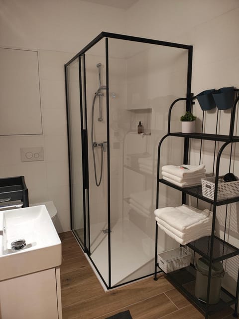 Shower, Bathroom, towels