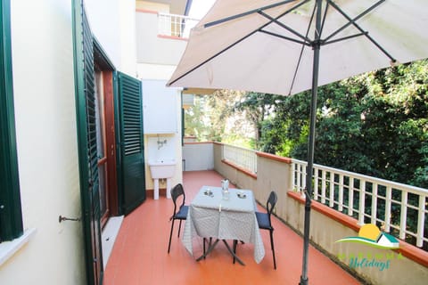 Property building, Patio, Day, Garden, Balcony/Terrace, Dining area, Garden view