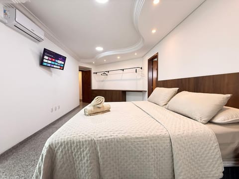 Bed, TV and multimedia, Photo of the whole room, Bedroom, air conditioner