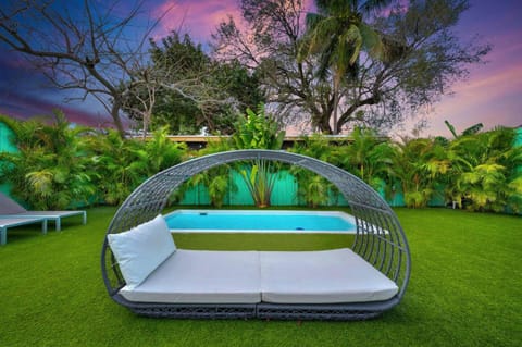 La Casa Flora Private PoolHot tubSleeps 18 House in Miami