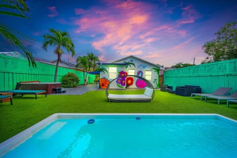 La Casa Flora Private PoolHot tubSleeps 18 House in Miami