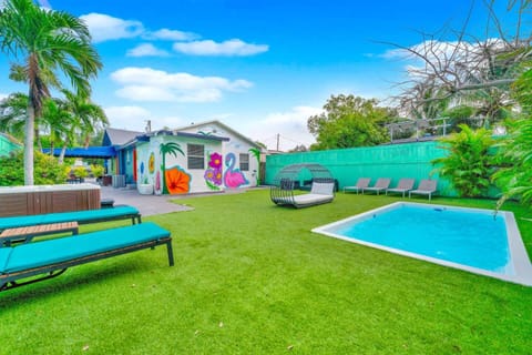 La Casa Flora Private PoolHot tubSleeps 18 House in Miami