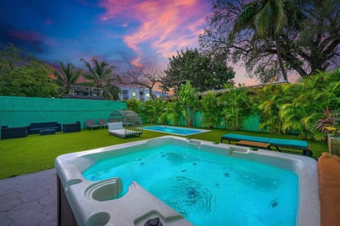 La Casa Flora Private PoolHot tubSleeps 18 House in Miami