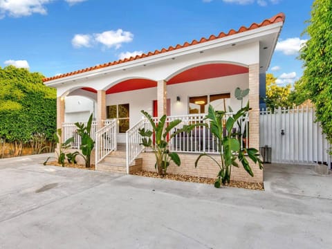 Villa Ciao Bella Sleeps 25 Pool Hot Tub Villa in Coral Gables