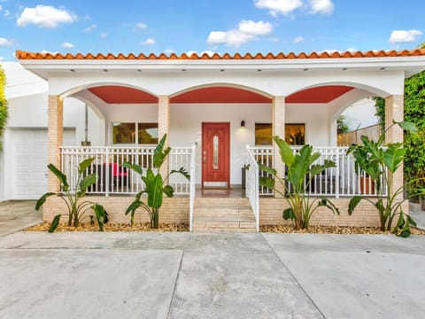 Villa Ciao Bella Sleeps 25 Pool Hot Tub Villa in Coral Gables