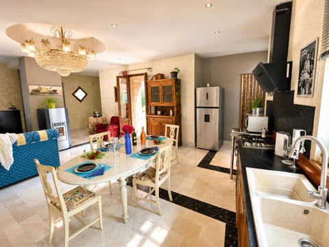 Kitchen or kitchenette, Dining area, oven