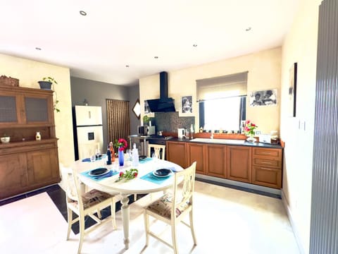 Kitchen or kitchenette, Dining area, dishwasher, oven, stove