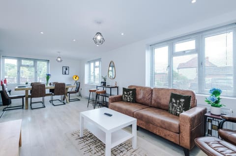 TV and multimedia, Living room, Decorative detail, Seating area, Dining area