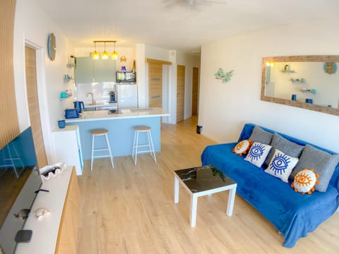 Patio, Nearby landmark, TV and multimedia, Coffee/tea facilities, Balcony/Terrace, Kitchen or kitchenette, Living room, Dining area, Beach, Landmark view, River view, Parking, dishwasher, internet, minibar, washing machine, air conditioner