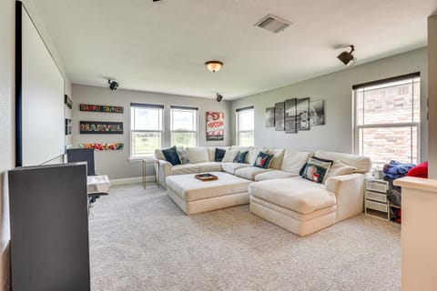 5 Mi to Old Town Hutto Star Ranch Golf Retreat House in Austin