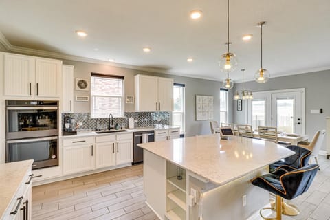 5 Mi to Old Town Hutto Star Ranch Golf Retreat House in Austin