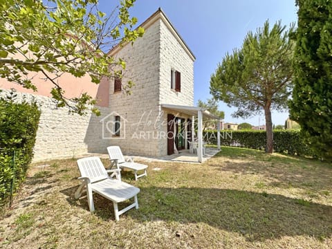 Property building, Spring, Day, Garden, Garden view, sunbed