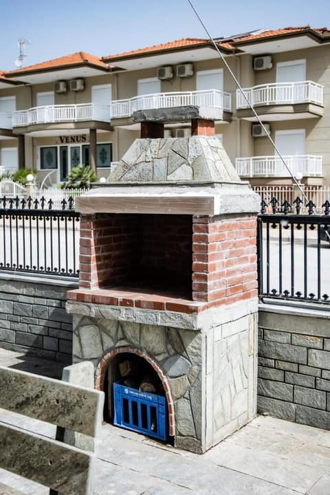 Property building, Restaurant/places to eat, Day