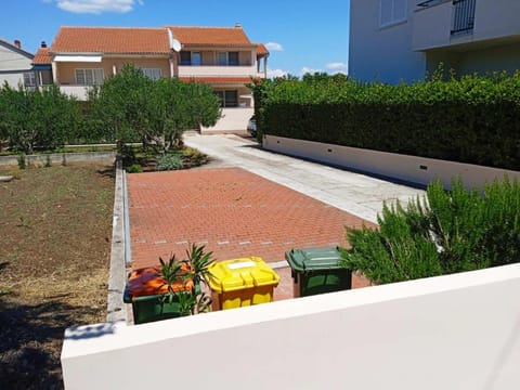 Day, Neighbourhood, Garden view