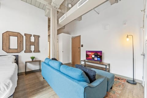 Studio at Superior l Downtown l Parking l Café Apartment in Cleveland Heights