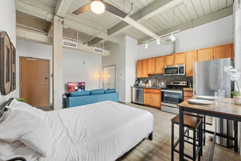 Studio at Superior l Downtown l Parking l Café Apartment in Cleveland Heights