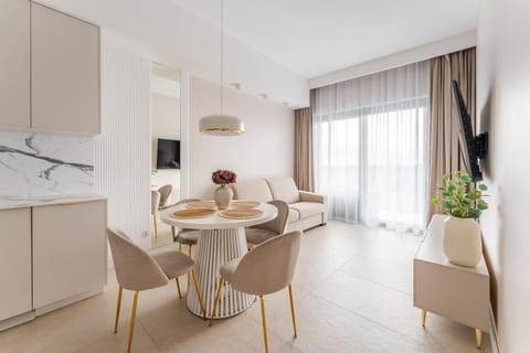 TV and multimedia, Kitchen or kitchenette, Living room, Seating area, Dining area