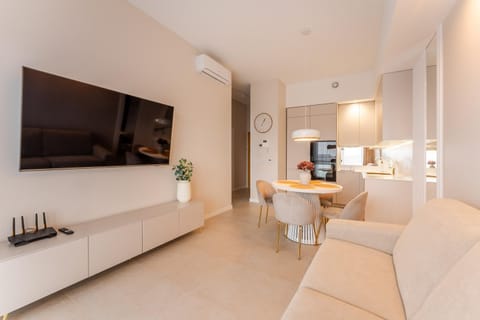 TV and multimedia, Kitchen or kitchenette, Living room, Seating area, Dining area